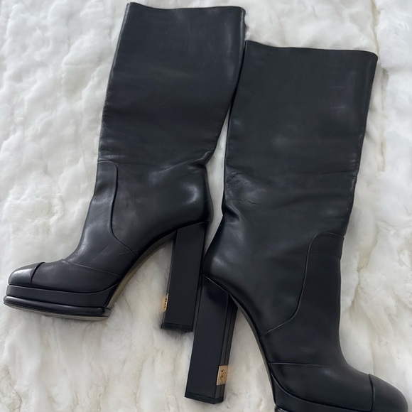 CHANEL
Calfskin Knee High Boots EU 39 C Black - Picture 4 of 7